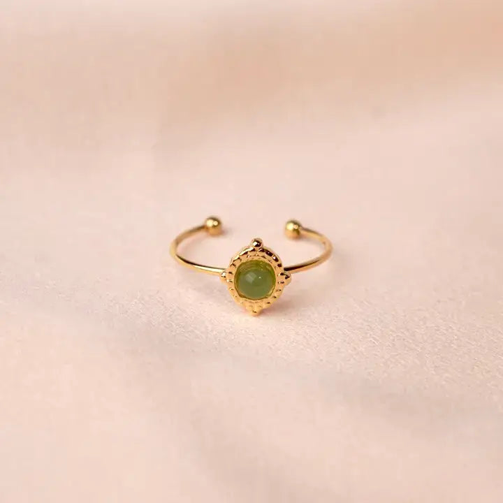 Ring mit grünem Stein