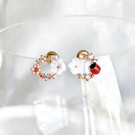 Flower wreath earrings with beetle, gold