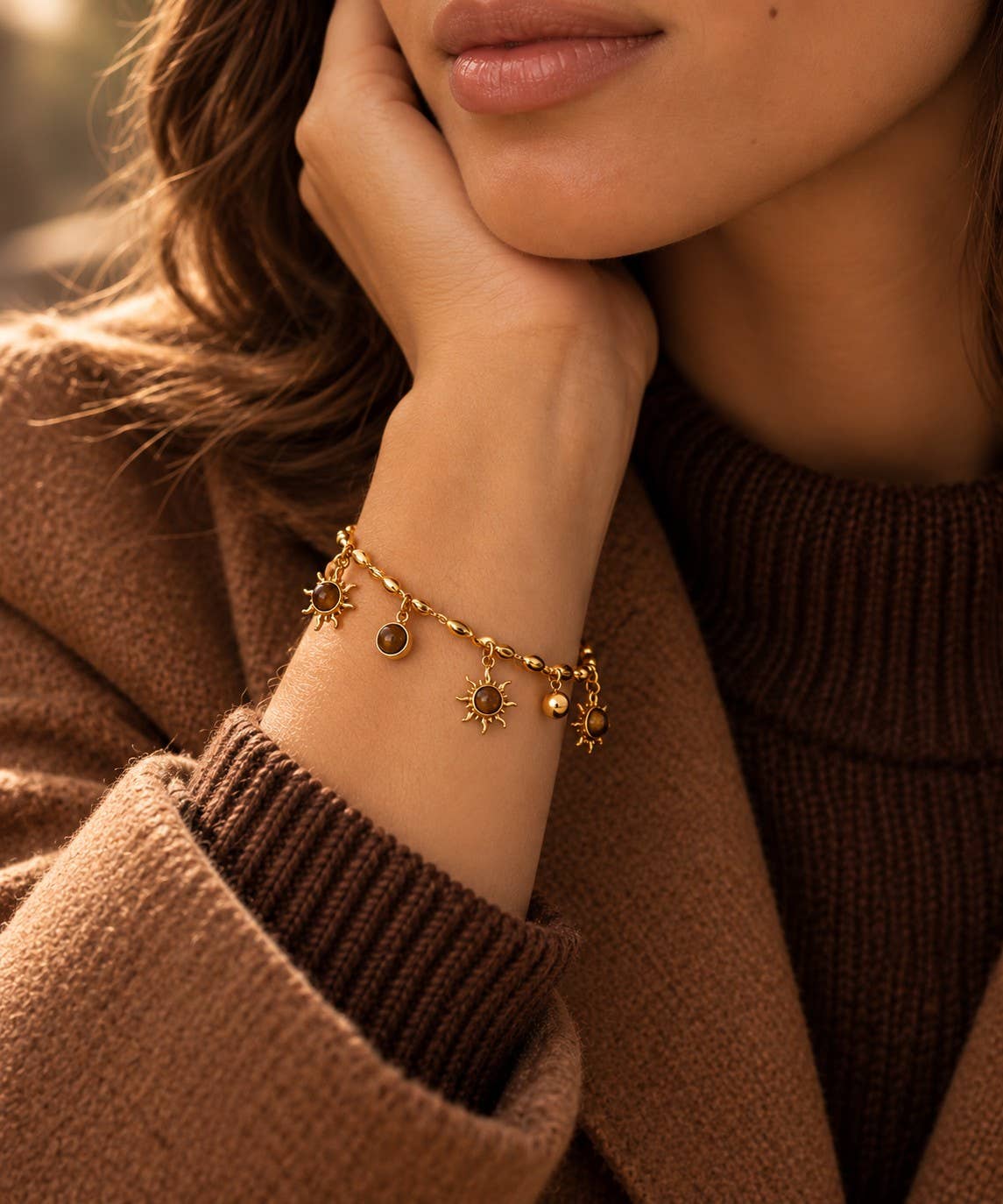 Goldenes Armband mit Sonnenanhängern und Natursteinen