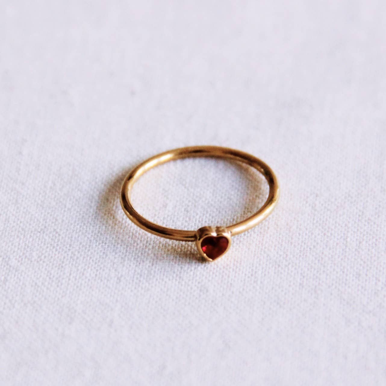Bague minimaliste avec cœur en cristal