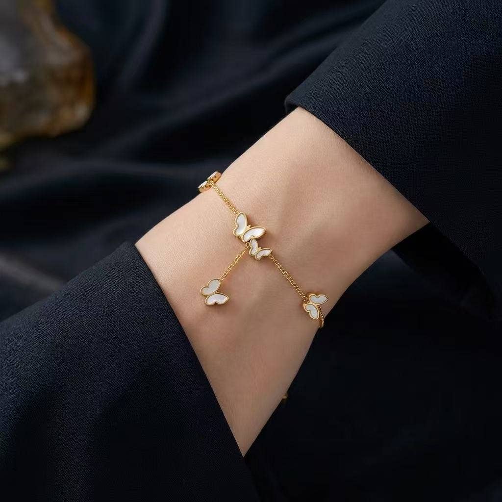 Bracelet doré avec papillons en nacre