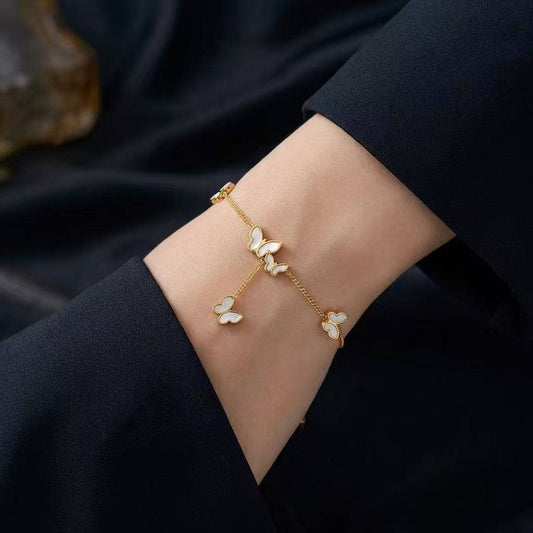 Goldenes Armband mit Perlmutt Schmetterlingen