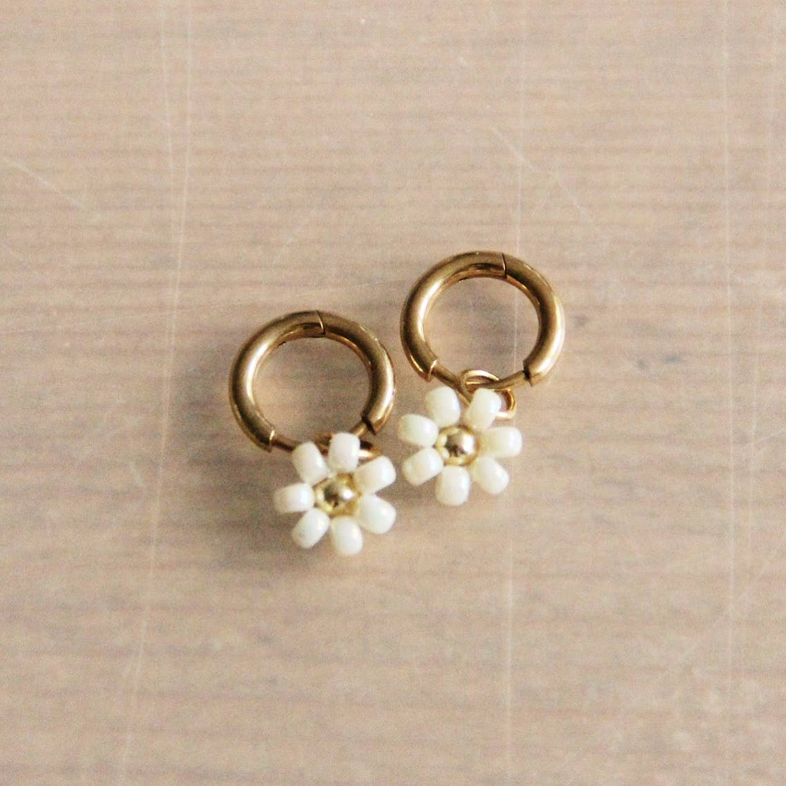 Moderne süße goldfarbene Edelstahl hoops mit perlen gänse blümchen