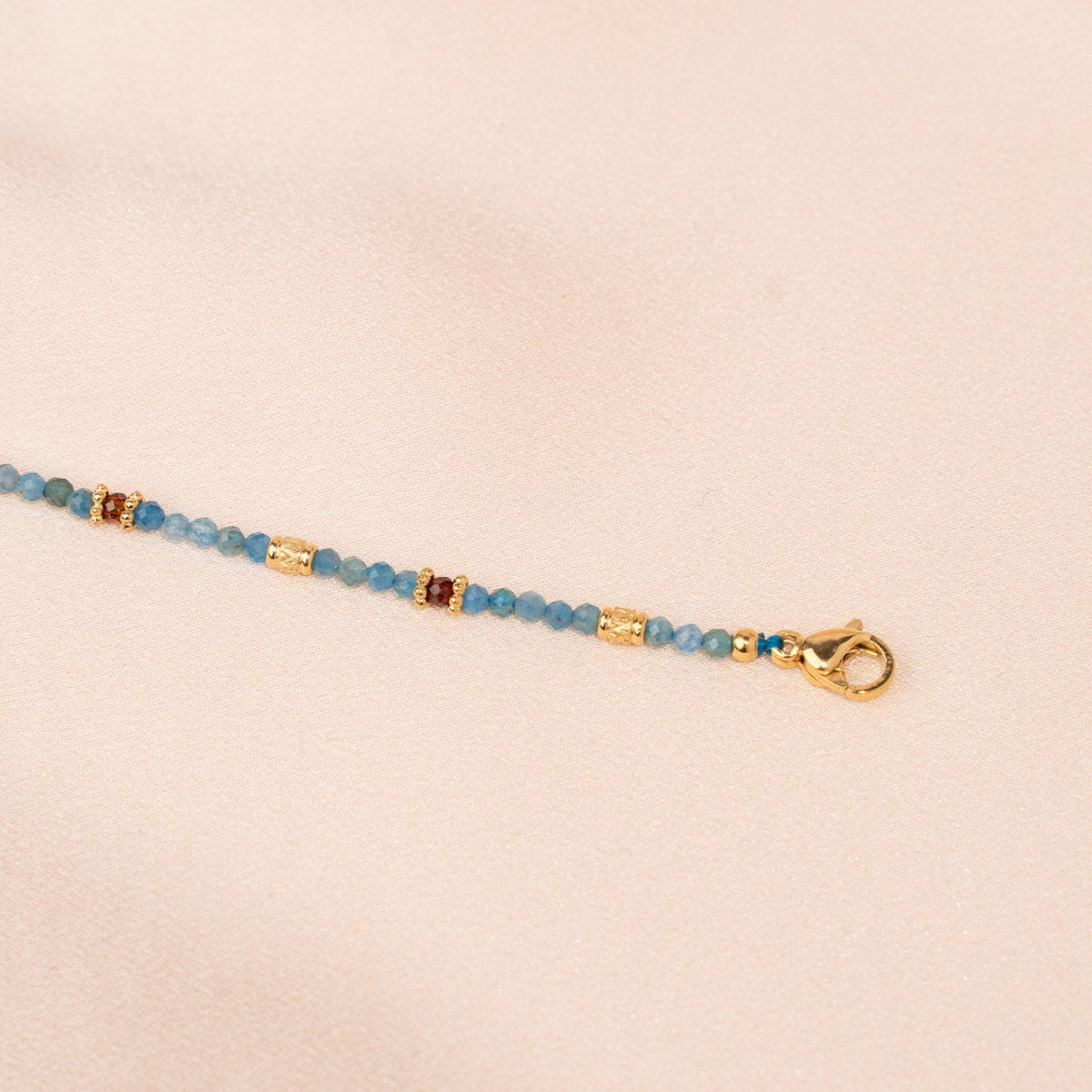 Armband mit blauen Naturperlen aus Apatit