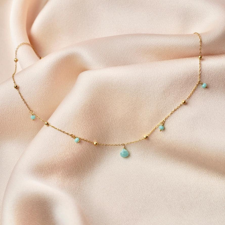 collier avec pierres bleues