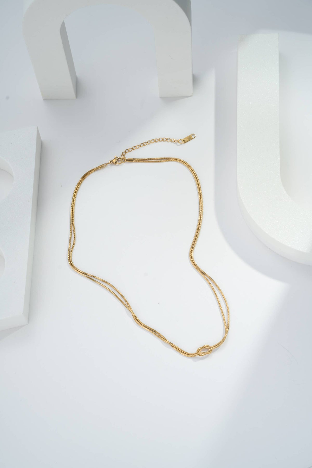 Filigrane Halskette mit Knoten