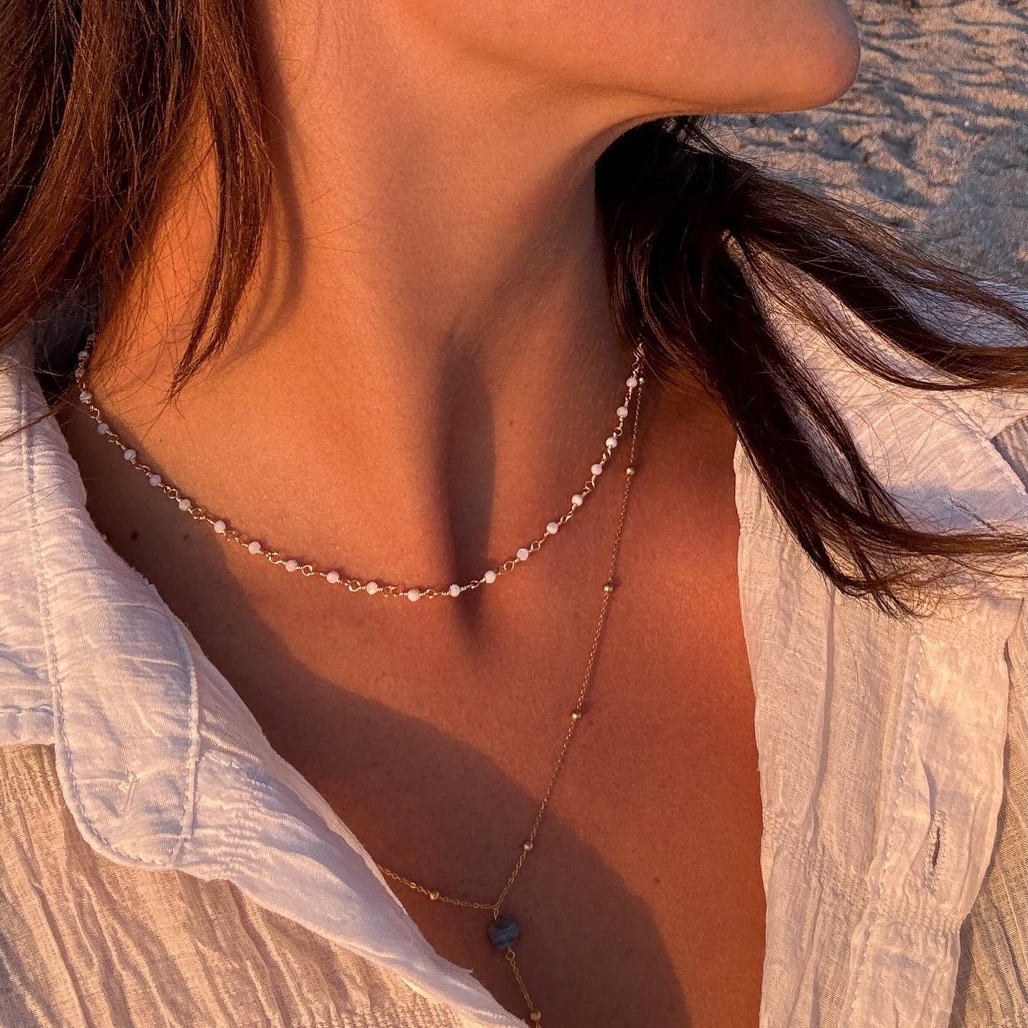 Kette mit kleinen, weißen Perlen