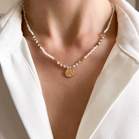 Kette mit weißen Perlen und goldenem Münzanhänger
