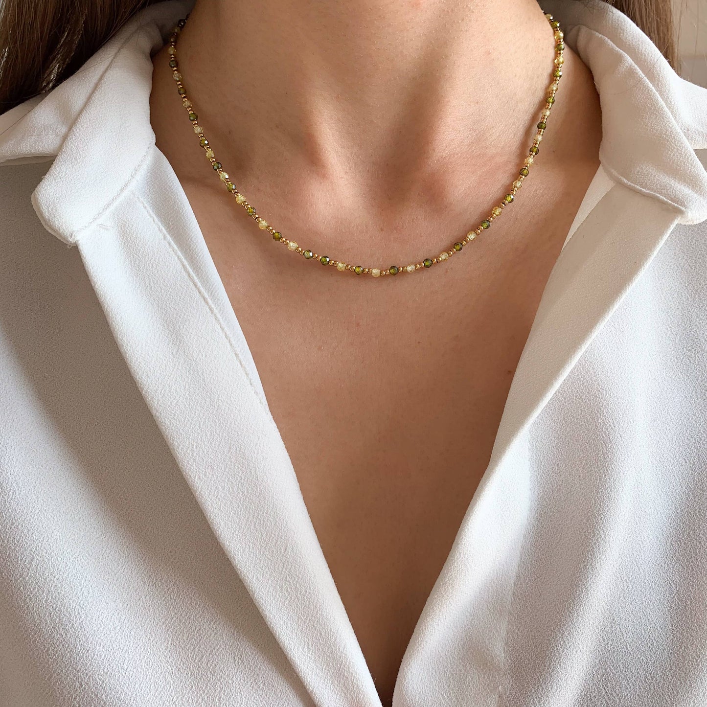 Collier avec des perles vertes et dorées
