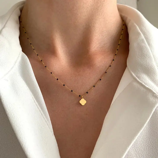 Necklace with black pearls and clover leaf