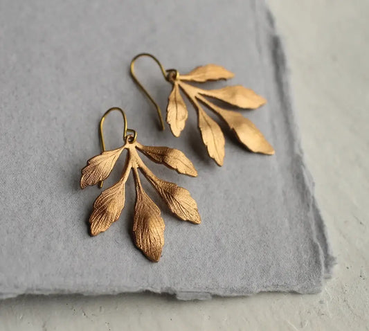 Moderne Blatt Ohrringe aus Messing in elegantem Design mit filigraner Struktur, 5 cm lang.