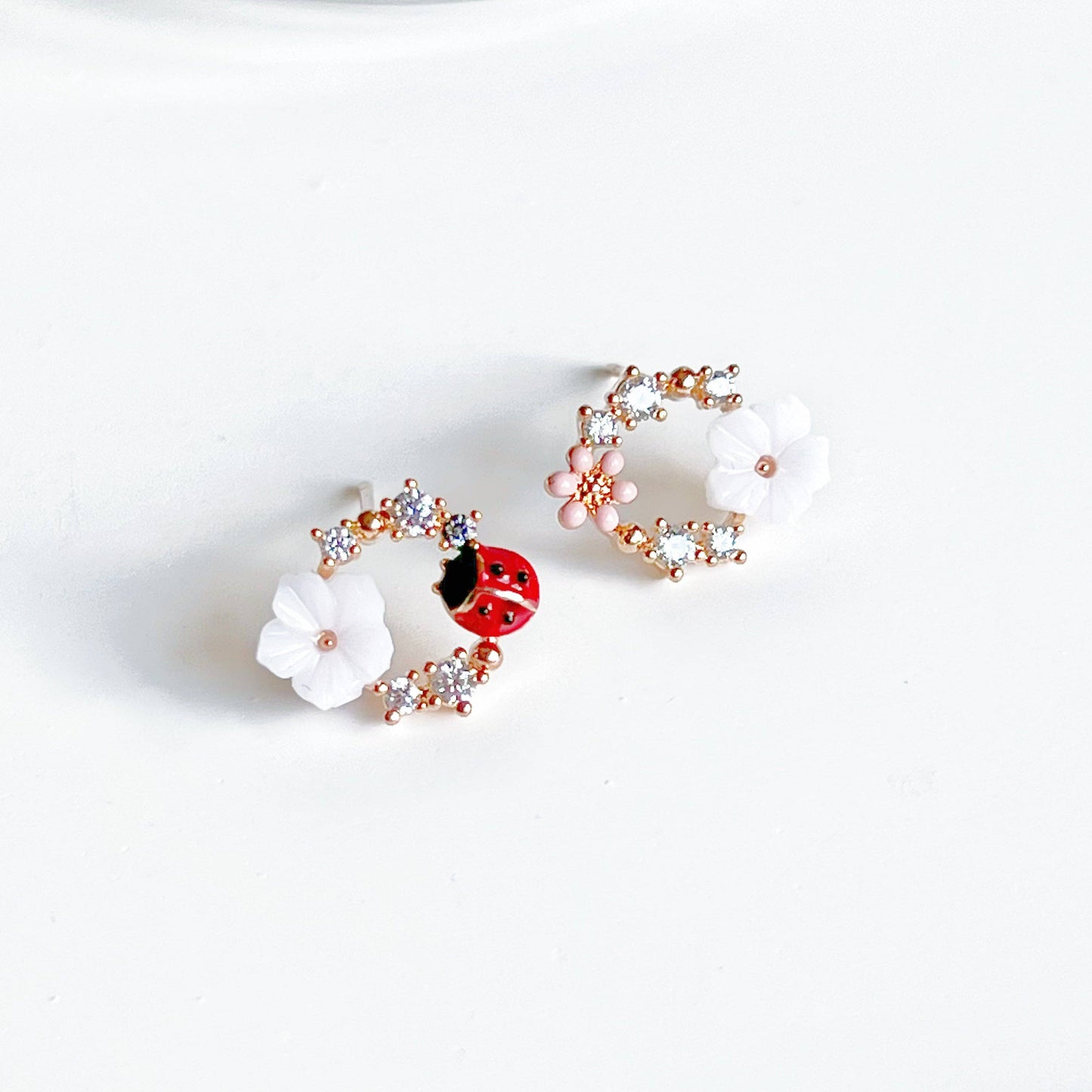 Flower wreath earrings with beetle, gold
