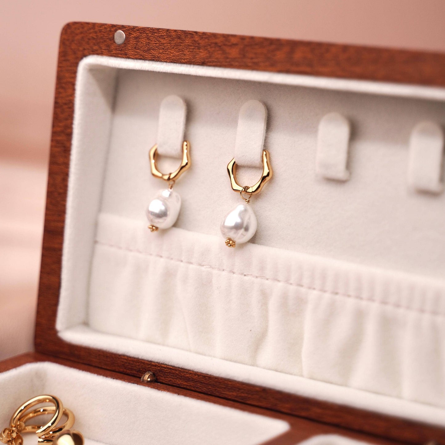 Hoop earrings with large pearl
