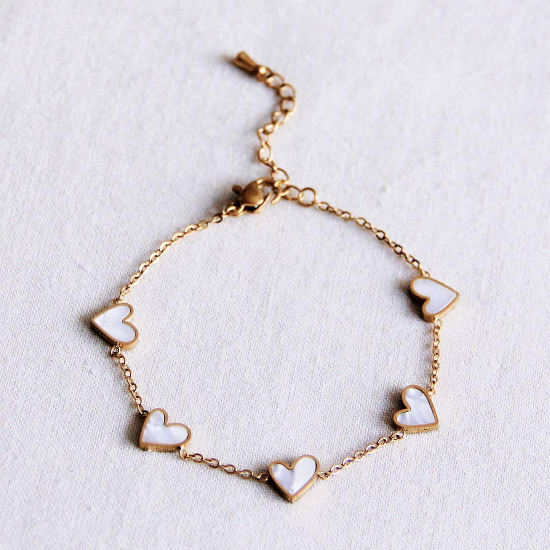 Feines Armband aus Edelstahl mit weißen Herz Anhängern, ideal für einen strahlenden Look.