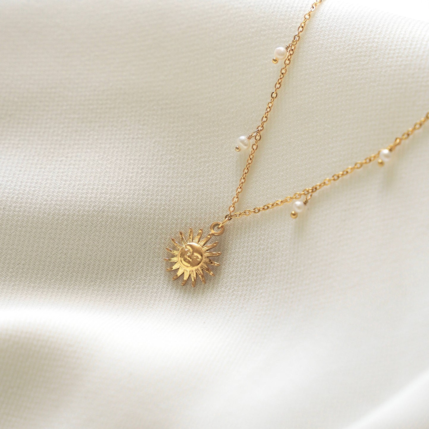 Collier avec pendentif soleil et perles