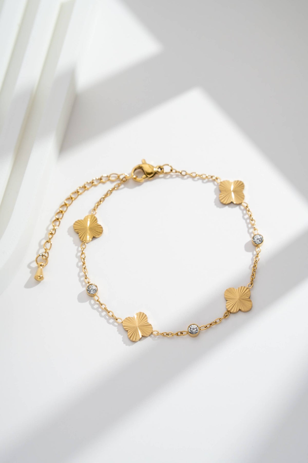 Armband mit goldenen Kleeblättern