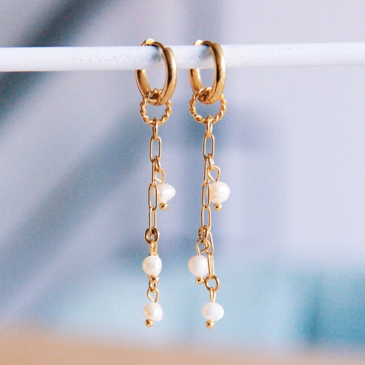 Earrings with pearl necklace, white