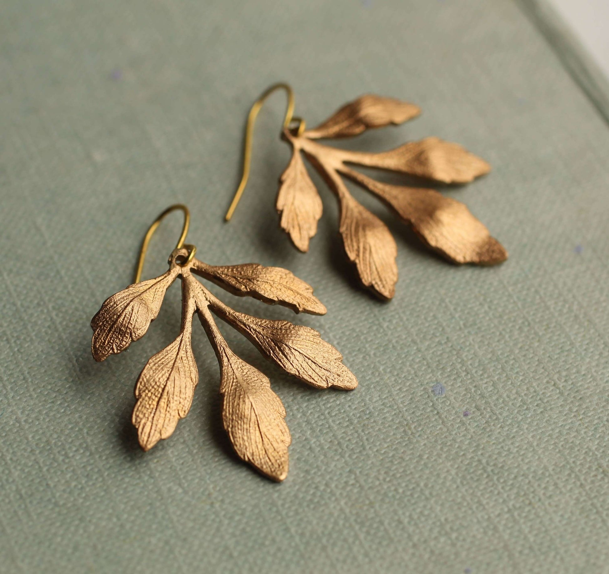 Moderne Blatt Ohrringe aus Messing, elegantes Design für junge Frauen, 5 cm lang, natürliche Schönheit.