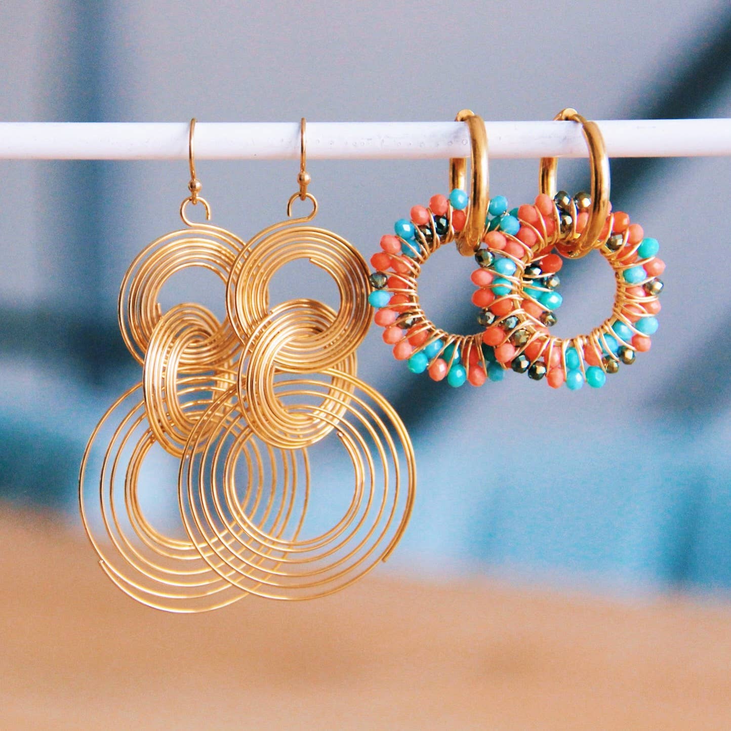 Statement ohrringe mit mehreren gedrehten Ringen. Goldfarben aus Edelstahl und modern.