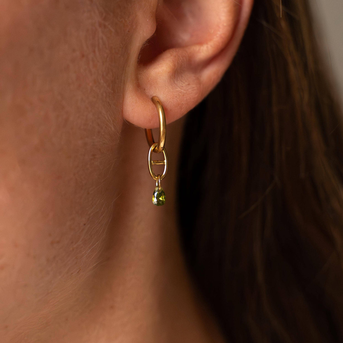 Créoles filigranes avec cristal vert et maillon de chaîne
