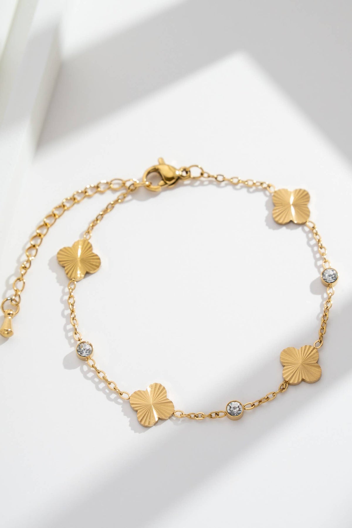 Armband mit goldenen Kleeblättern