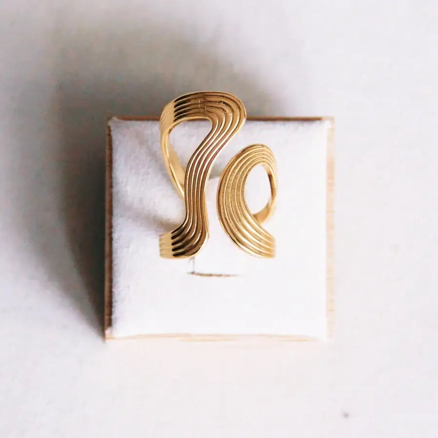 Ring in Ringkästchen mit fluider Wellenform. Groß und auffällig, für einen starken Look.
