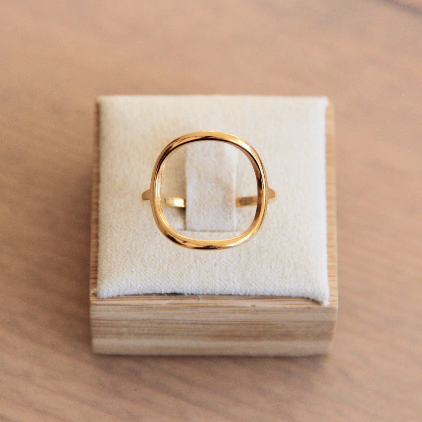 ring with open curve