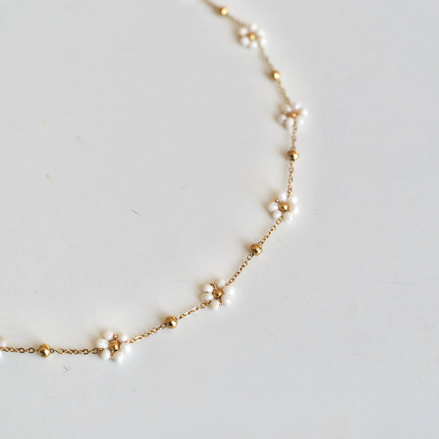 Necklace with white pearl flowers