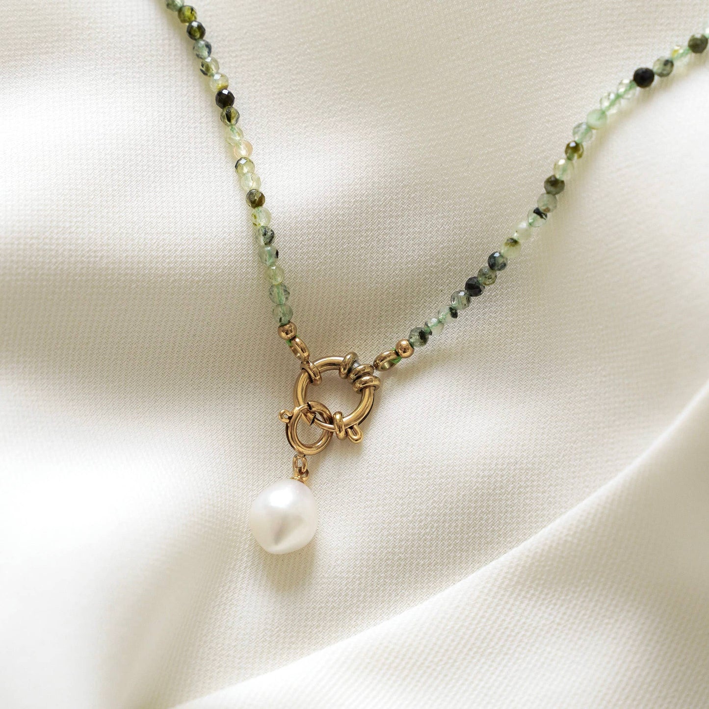 Kette aus grünem Naturstein mit Perlen