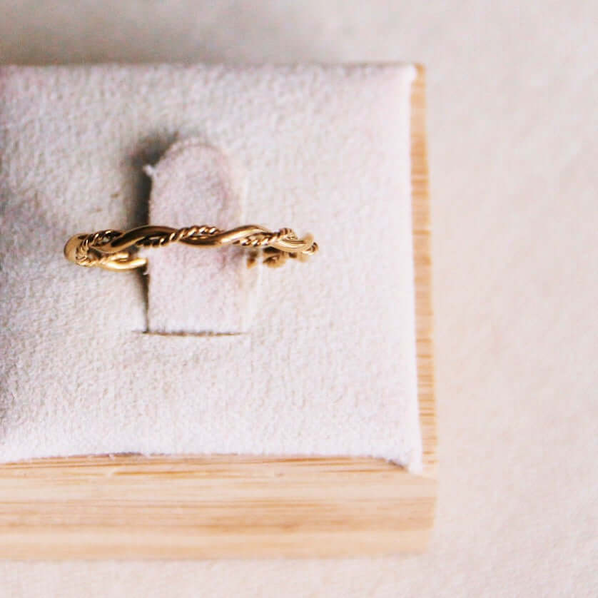 Ein Ring der auf einem Ringkästchen liegt. Er ist aus zwei unterschiedlichen RIngen zusammen geflochten und perfekt zum Kombinieren mit weiteren Ringen. 