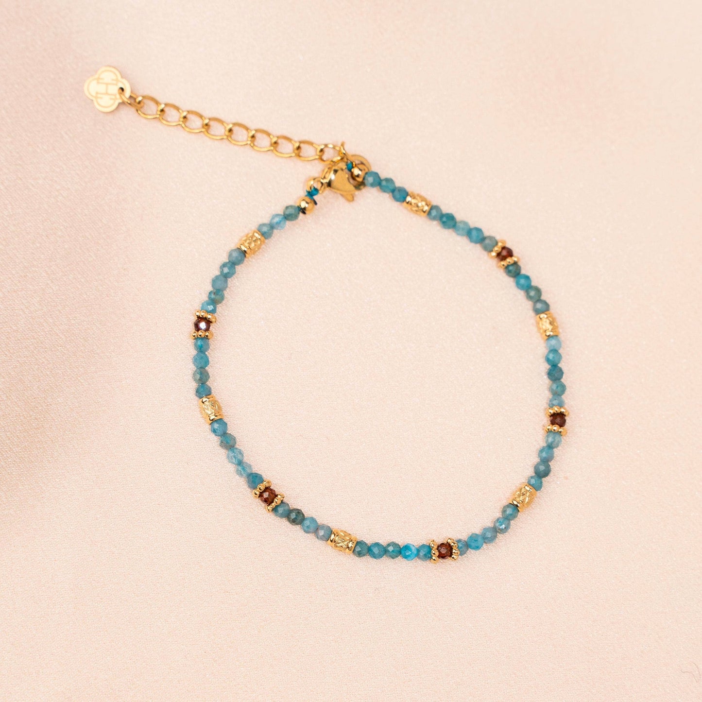 Armband mit blauen Naturperlen aus Apatit