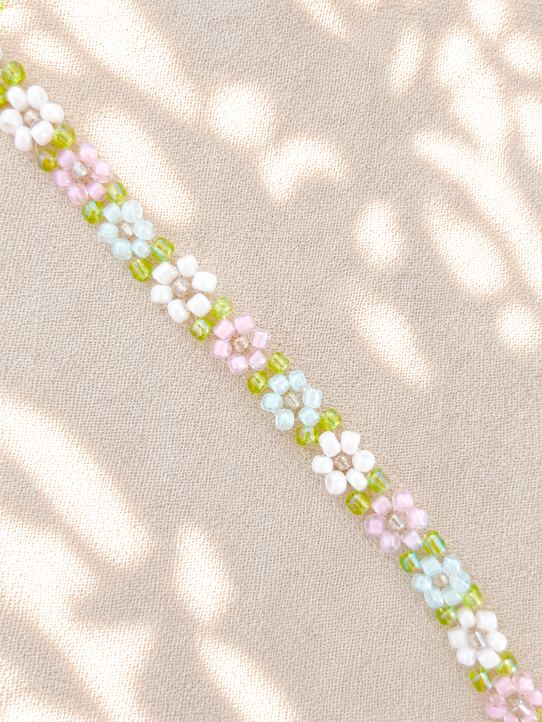 Handgemachtes pastell Blumenarmband aus Glasperlen